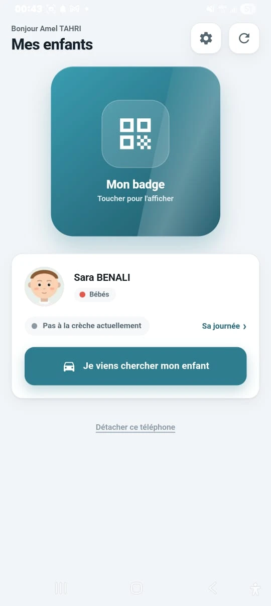 Capture de l'application Parent : le bouton Mon badge, la fiche de l'enfant avec sa section et son état, et le bouton Je viens chercher mon enfant. Animation : le parent touche Mon badge et son QR code apparaît.