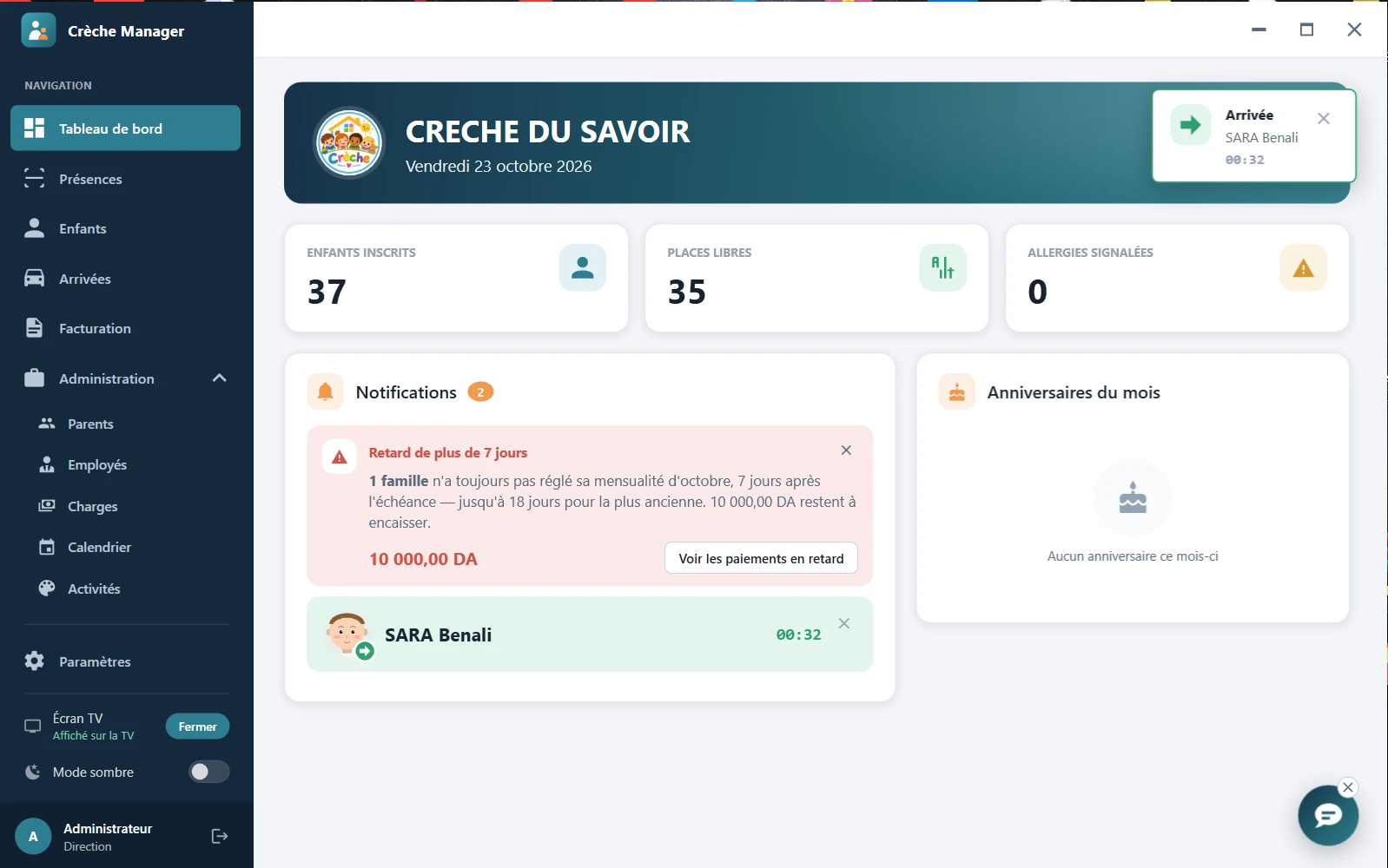 Capture du logiciel sur PC : le tableau de bord avec les enfants inscrits, les places libres, les allergies, les notifications dont un retard de paiement en dinars, et les anniversaires du mois. Animation : une notification d'arrivée entre en haut à droite, puis s'ajoute aux notifications.